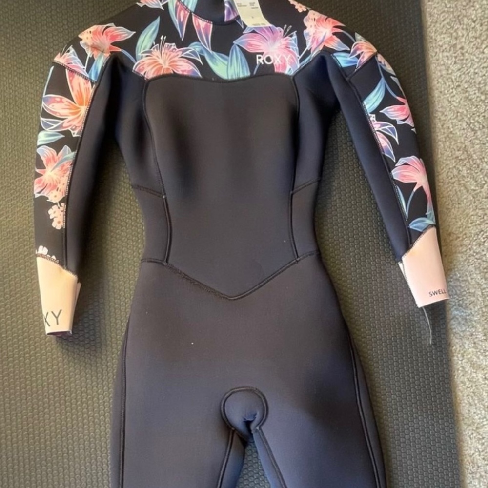 Brand new women Wetsuit .Roxy 4.3 mm Size 2 . $195